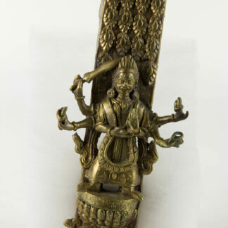 Beschlag, wohl Nepal. 20. Jh., Bronze, mehrarmige Götterfigur (Durga), geschnitten und graviert, auf Lotussockel, mit Inschrift. L: 18 cm, B: 7,5 cm, www.beyreuther.de