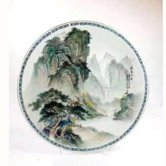 Großer Zierteller, China, 20. Jh., verziert mit Berglandschaft, Haarriß. D: 40,5 cm. www.beyreuther.de