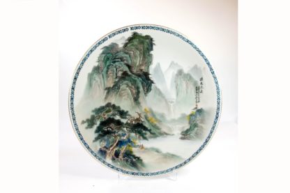 Großer Zierteller, China, 20. Jh., verziert mit Berglandschaft, Haarriß. D: 40,5 cm. www.beyreuther.de