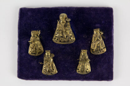 Glücksgötter, China, um 1900, Glücksgötter für Mützen, wohl Silber, vergoldet, auf Samtkissen genäht, Gebrauchsspuren. H: 3,5 cm bis 4 cm, www.beyreuther.de