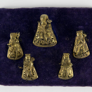 Glücksgötter, China, um 1900, Glücksgötter für Mützen, wohl Silber, vergoldet, auf Samtkissen genäht, Gebrauchsspuren. H: 3,5 cm bis 4 cm, www.beyreuther.de