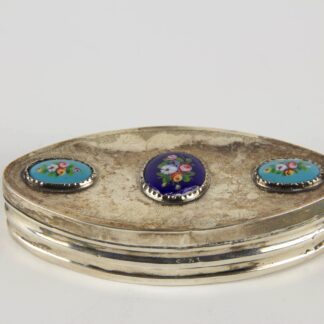 Schnupftabakdose, Schweden, Silber, gestempelt, 1856 Nils Johan Aström, Sundsvall, spitzovale Form, Deckel mit Emaillkartuschen mit Blumenbemalung. L: 10 cm, Snuff box, silver, marked, Sweden, 1856 Nils Johan Aström, Sundsvall, cover with flowers in enamel painting, good condition, www.beyreuther.de