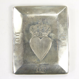 Zigarettenetui, 1896, Silber, Geschenk von Sholto Douglas an Prinz Ernst von Sachsen Weimar, auf der Vorderseite das Wappen der Familie Douglas mit Umschrift DOE OR DIE, innen vergoldet. 8,7 cm x 7 cm, www.beyreuther.de