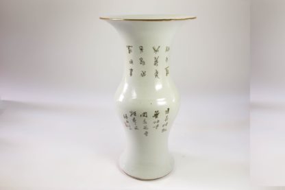 Baluster-Vase, China, Ende 19. Jh., auf Schauseite Frau mit Kind in polychromer Malerei, auf Rückseite chinesischer Text, Lippenrand bestoßen. H: 36 cm.