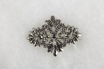 Brosche, wohl England, Anf. 19. Jh., Stahl, Tragespuren. L: 5,5 cm, Cut steel brooch, probably England, about 1800, good condition, www.beyreuther.de