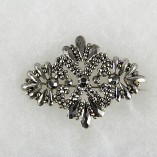 Brosche, wohl England, Anf. 19. Jh., Stahl, Tragespuren. L: 5,5 cm, Cut steel brooch, probably England, about 1800, good condition, www.beyreuther.de