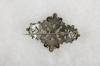 Brosche, wohl England, Anf. 19. Jh., Stahl, Tragespuren. L: 5,5 cm, Cut steel brooch, probably England, about 1800, good condition