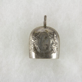 Glocke, Schweden, graviert, Silber 830er gestempelt, 6,7 g, stärkere Gebrauchsspuren. H: 3,5 cm.