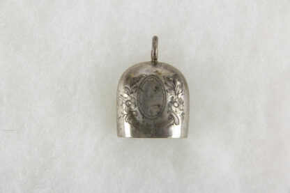 Glocke, Schweden, graviert, Silber 830er gestempelt, 6,7 g, stärkere Gebrauchsspuren. H: 3,5 cm.