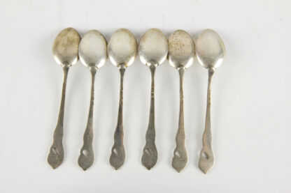 6 Moccalöffel, im Rokokostil, gestempelt Schweden, Silber, 40 g, gebrauchter Zustand. L: 9 cm.