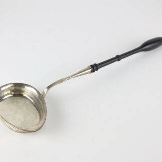Punschkelle, Schweden, Silber, 91 g, gestempelt, Stil lose, Gebrauchsspuren. L: 44 cm, www.beyreuther.de