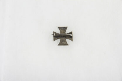Patriotisches Abzeichen, in Form eines EK, Silber ,schwarz emailliert, in den Kreuzarmen: GOTT MIT UNS, 1914, in der Mitte Nationalfarben, Gebrauchsspuren. D: 2,1 cm.