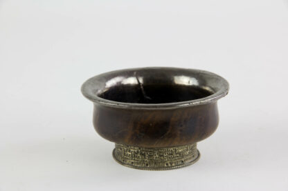 Teeschale, Tibet, um 1900, Wurzelholz gedrechselt, mit Silber ausgeschlagen, Stand mit verzierten Weißmetall beschlagen, guter Zustand. H: 5 cm, D: 9.5 cm, www.beyreuther.de