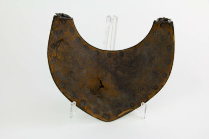 Ringkragen, 19. Jh., im Stil des 17. Jh., Eisen geschwärzt, verziert mit einer Darstellung einer Reiterschlacht, rückseitig mit Leder bezogen, Gebrauchsspuren. 18 cm x 23 cm.