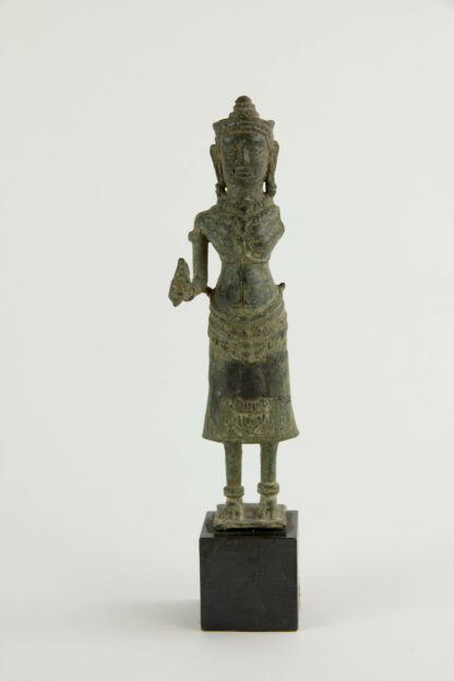 Buddha, Kambodscha, 12./13. Jh., Khmer Angkor Periode, Bronze, ein Arm fehlt, Figur zusammengesetzt (restauriert), auf modernen Sockel, starke Gebrauchsspuren, H: 17,5 cm.