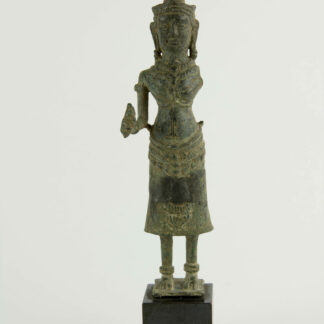 Buddha, Kambodscha, 12./13. Jh., Khmer Angkor Periode, Bronze, ein Arm fehlt, Figur zusammengesetzt (restauriert), auf modernen Sockel, starke Gebrauchsspuren, H: 17,5 cm.