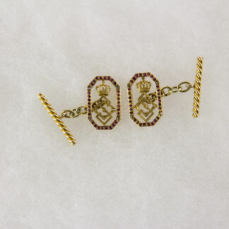 Manschettenknöpfe, Anf. 20. Jh., Geschenk von Sigesmund von Preußen und Charlotte von Sachsen-Altenburg, gestempelt GD 585er Gold (GD für Gadebusch, Dedo), mit Rubinen und Diamantrosen besetzt, ein Rubin fehlt, Gebrauchsspuren, schöne Verarbeitung. 20 mm x 12 mm, 7,2 g, www.beyreuther.de