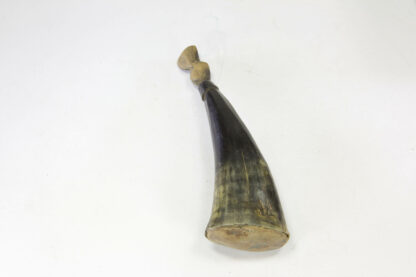 Pulverhorn, 19. Jh., Kuhhorn mit Stöpsel, Gebrauchsspuren. L: 18,5 cm.