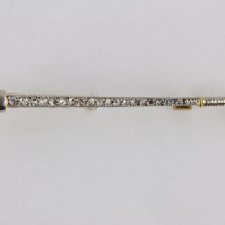 Anstecknadel, Anf. 20. Jh., 585er Gold, undeutlich punziert, in Form eines Poloschlägers, besetzt mit Rubinen und kleinen Diamanten, ein Rubin, und zwei Diamanten fehlen, guter Zustand, ausgefallen. L: 4,5 cm, www.beyreuther.de