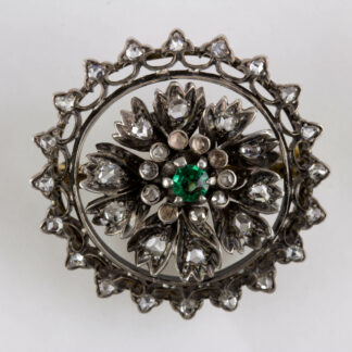 Brosche, Mitte 19. Jh., Gold mit Silber aufgelegt, verziert mit Brillanten in Altschliff, in Mitte grüner Stein, wohl später, 4 kleine Brillanten fehlen. D: 3 cm, Gewicht: 11 g, www.beyreuther.de