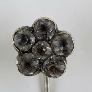 Krawattennadel, Schweden, 20. Jh., Silber, gestempelt, in Form einer Blüte, mit farblosen Steinen besetzt, guter gebrauchter Zustand. L: 6 cm, www.beyreuther.de