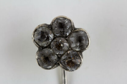 Krawattennadel, Schweden, 20. Jh., Silber, gestempelt, in Form einer Blüte, mit farblosen Steinen besetzt, guter gebrauchter Zustand. L: 6 cm, www.beyreuther.de