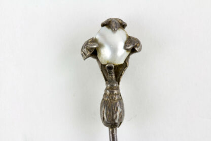 2 Krawattennadeln, Schweden, 20. Jh., 1: Silber mit Halbperle, 2: vergoldet mit Anhänger als Blüte mit Granaten besetzt, gebrauchter, guter Zustand. L: 6 cm, 6,5 cm.