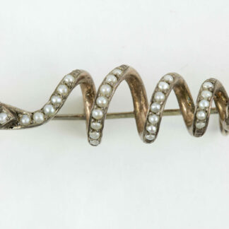Brosche, 19. Jh., Silber, nicht gestempelt, in Form einer Schlange, mit Flussperlen und zwei Rubinen besetzt, sehr dekorativ, Gebrauchsspuren. L: 4,5 cm.