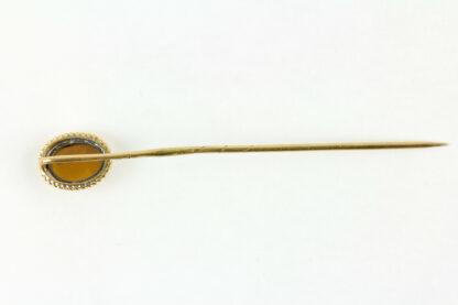 Krawattennadel, Schweden, 20. Jh., 18 Karat Gold gestempelt, Gemme, guter gebrauchter Zustand. L: 6,5 cm.
