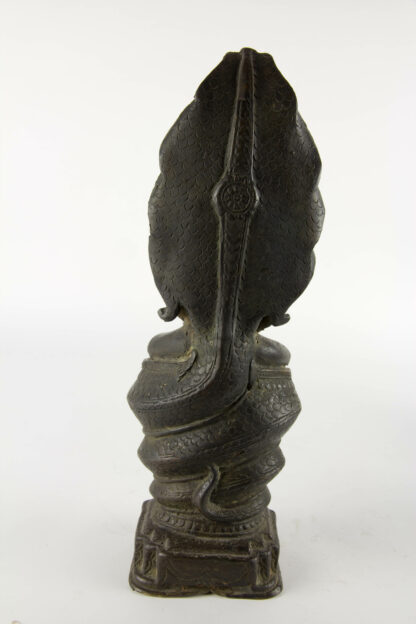 Figur, Kambodscha, Naga Buddha (Naga bezeichnet in der indischen Mythologie ein Schlangenwesen oder eine Schlangengottheit, wobei es verschiedene Darstellungsformen gibt: entweder mit vollständiger Schlangengestalt, als Mensch mit Schlangenkopf oder mit menschlichem Körper, der in einer Schlangengestalt ausläuft. Häufig sind auch Darstellungen mit mehrköpfigen Schlangen, beziehungsweise einer mehrköpfigen Kobrahaube), Bronze auf Sandkern gegossen, minimale Reste von Goldlack, feine Patina mit kleinen Fehlstellen. H: 32 cm, www.beyreuther.de