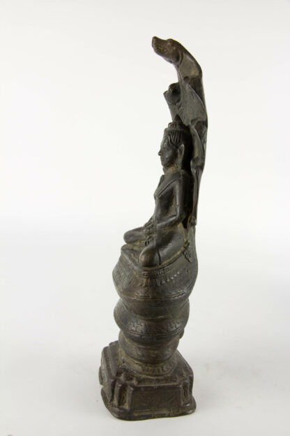 Figur, Kambodscha, Naga Buddha (Naga bezeichnet in der indischen Mythologie ein Schlangenwesen oder eine Schlangengottheit, wobei es verschiedene Darstellungsformen gibt: entweder mit vollständiger Schlangengestalt, als Mensch mit Schlangenkopf oder mit menschlichem Körper, der in einer Schlangengestalt ausläuft. Häufig sind auch Darstellungen mit mehrköpfigen Schlangen, beziehungsweise einer mehrköpfigen Kobrahaube), Bronze auf Sandkern gegossen, minimale Reste von Goldlack, feine Patina mit kleinen Fehlstellen. H: 32 cm, www.beyreuther.de
