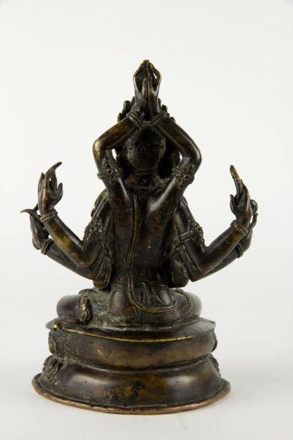Bronzefigur, Asien, Avalokiteshvara (ist im Mahayana-Buddhismus der Bodhisattva des universellen Mitgefühls), 12armig mit ungewöhnlicher Armstellung auf dem Rücken über dem Kopf, Reste einer roten Bemalung, sehr feine Ausarbeitung, Sockel verschlossen. H: 19 cm.