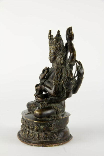 Bronzefigur, Asien, Avalokiteshvara (ist im Mahayana-Buddhismus der Bodhisattva des universellen Mitgefühls), 12armig mit ungewöhnlicher Armstellung auf dem Rücken über dem Kopf, Reste einer roten Bemalung, sehr feine Ausarbeitung, Sockel verschlossen. H: 19 cm.