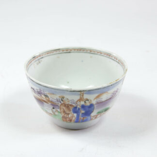 Teeschale, 19. Jh., China, Mandarinporzellan, umlaufend farbig bemalt mit Figurengruppen, unbeschädigt. H: 5 cm, D: 8 cm, www.beyreuther.de