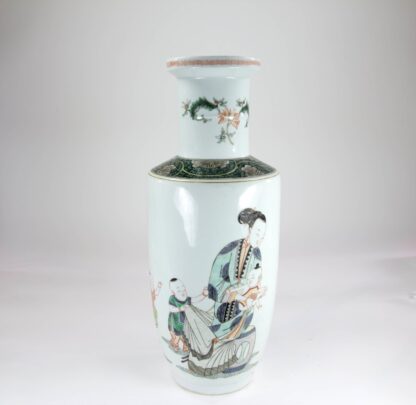 Rouleau Vase, China, 19. Jh., gemarkt, im Kangxi Stil, verziert mit 2 Müttern und ihren Kindern, unbeschädigt, Gebrauchsspuren. H: 44 cm, www.beyreuther.de