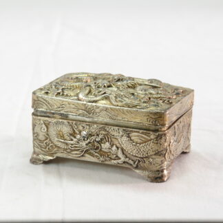 Dose, China, um 1900, Zinn versilbert, gemarkt mit chinesischen Zeichen, umlaufend und auf Deckel Darstellung des Chinesischen Drachen, guter Zustand. H: 5 cm, B: 9 cm, T: 6,5 cm, www.beyreuther.de