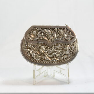 Abendtasche, China 20. Jh. Silber feine Handarbeit halbplastisch ausgearbeitete Tiere und Pflanzen. H: 6,5 cm, B: 9 cm, www.beyreuther.de