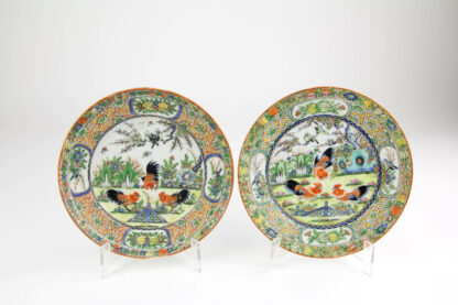 Paar Teller, China, Anf. 20. Jh., im Spiegel jeweils 3 Hähne, Fahne mit Ornamenten verziert, handgemalt, unbeschädigt, Gebrauchsspuren. D: 15 cm.