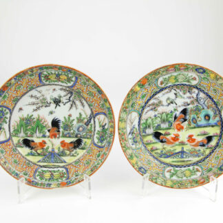 Paar Teller, China, Anf. 20. Jh., im Spiegel jeweils 3 Hähne, Fahne mit Ornamenten verziert, handgemalt, unbeschädigt, Gebrauchsspuren. D: 15 cm.