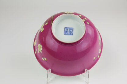 Schale, China, 20. Jh., satt rosafarbener Fond mit Kirschzweigen verziert, feine Malerei, in Schale Kratzer, sonst unbeschädigt, Gebrauchsspuren, D: 15 cm.