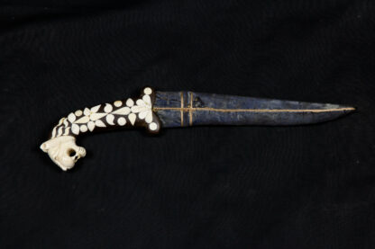 Dolch, Indien, 20. Jh., Griff aus Masse, verziert mit eingelegten Bein, Abschluss plastisch aus Bein geschnitzter Tigerkopf, Stoffscheide, sehr dekorativ. L: 37 cm.