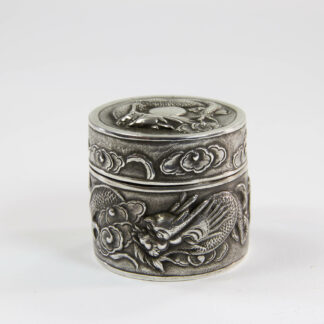Kleine Dose, China, um 1900, Silber, gemarkt, verziert mit halbplastischen Drachenmuster, guter Zustand. H: 4 cm. Little box, about 1900, China, silver, with dragon, www.beyreuther.de