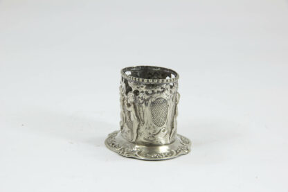 Zahnstocherbehälter,um 1900 , 800er Silber, im Rokokostil, verziert mit Puttis, guter Zustand. H: 4,5 cm, B: 6 cm, www.beyreuther.de
