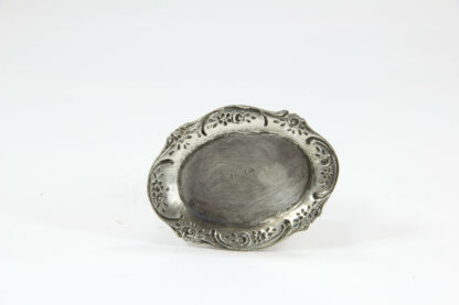 Zahnstocherbehälter,um 1900 , 800er Silber, im Rokokostil, verziert mit Puttis, guter Zustand. H: 4,5 cm, B: 6 cm, www.beyreuther.de