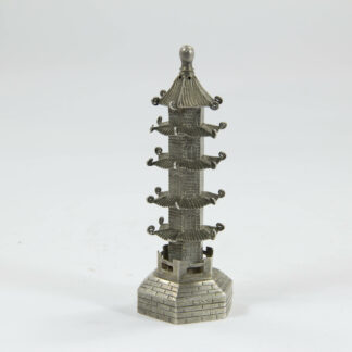 Salzsteuer, Anf. 20. Jh., China, Silber, in Form einer Pagode, guter Zustand. H: 9,5 cm. Salt shaker, beginn 20th century, Cina, silver, shape of a pagoda, www.beyreuther.de