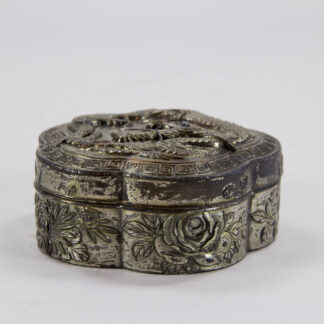 Dose, um 1900, China, Zinn versilbert, mit plastisch aufgelegten Drachen und Blumen verziert, stärkere Gebrauchsspuren. D: 7,3 cm, H: 3,5 cm, www.beyreuther.de