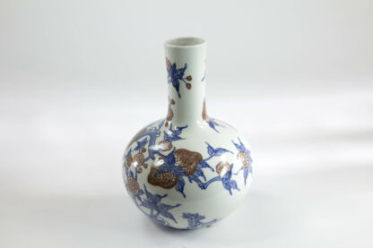 Vase, China, 20. Jh., umlaufend in blau/weiß bemalt und mit dunkelroten Glückspfirsichen verziert, unbeschädigt, guter Zustand. H: 26 cm, www.beyreuther.de