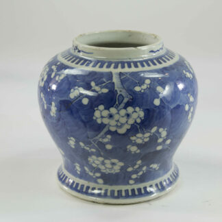 Vase, China, 18./19. Jh., ungemarkt, bemalt mit Kirschblüten in weiß/blau, kleinere Chips und Gebrauchsspuren, Ascheanflug. H: 14 cm, www.beyreuther.de