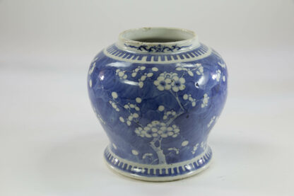 Vase, China, 18./19. Jh., ungemarkt, bemalt mit Kirschblüten in weiß/blau, kleinere Chips und Gebrauchsspuren, Ascheanflug. H: 14 cm, www.beyreuther.de