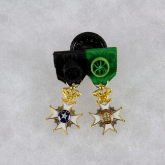 Miniaturspange, Schweden, erste Hälfte 20. Jh., Miniaturen des Nordsternordens Offizier und des Wasa Ordens Offizier, 18 Karat Gold, sehr feine Qualität, Tragespuren. H: 28 mm, www.beyreuther.de